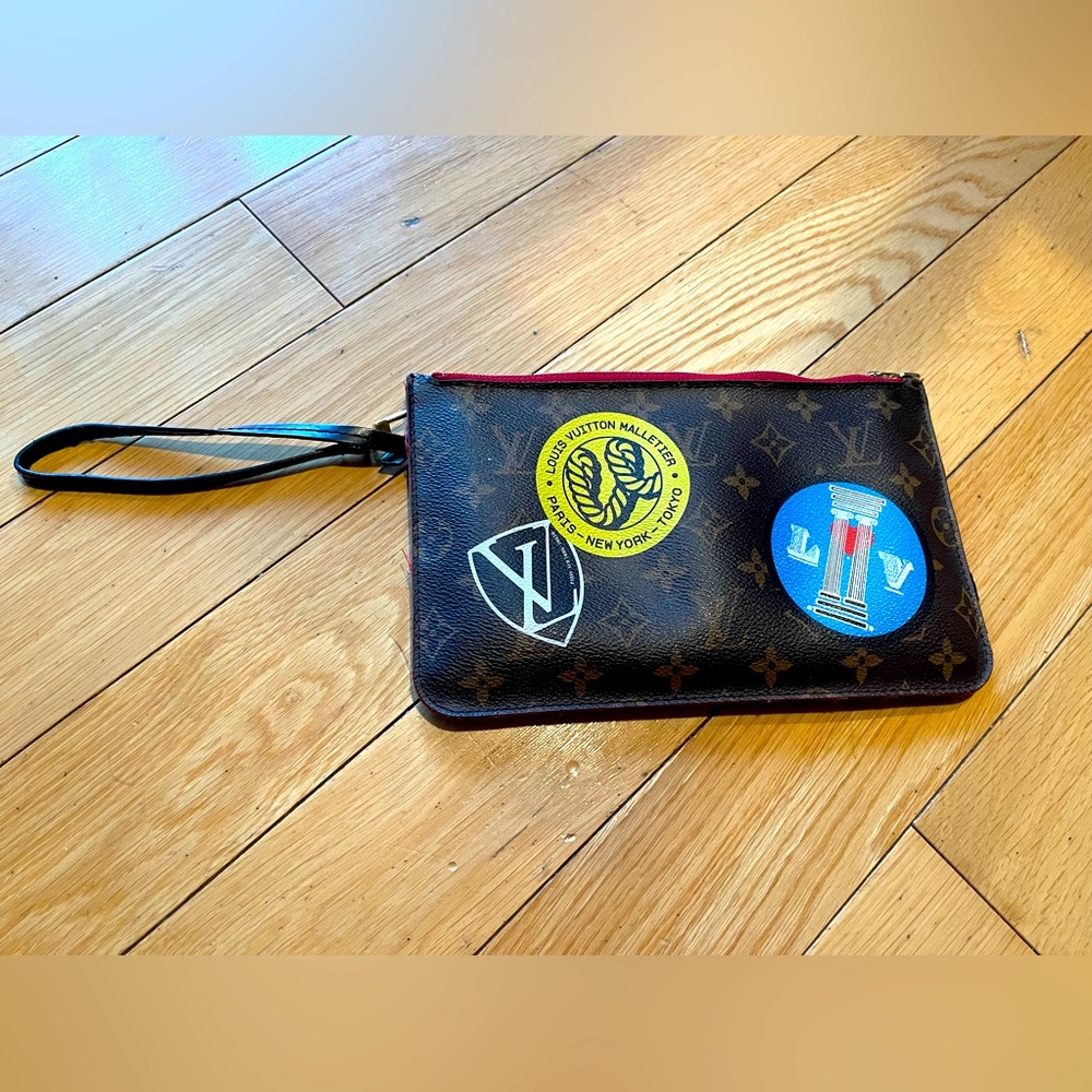 Authentic Louis Vuitton wristlet 😍